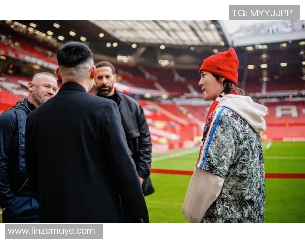 国外歌手与足球明星亲密互动视频引发粉丝热议与关注