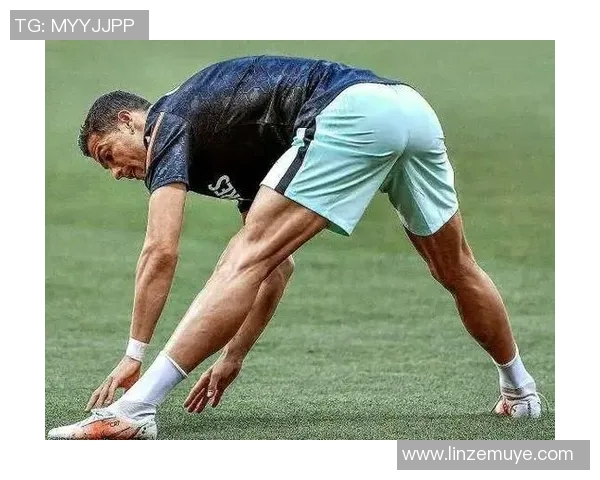 德国足球明星肌肉照展现运动员的力量与魅力引领健身潮流 德国足球明星肌肉照展现运动员的力量与魅力引领健身潮流