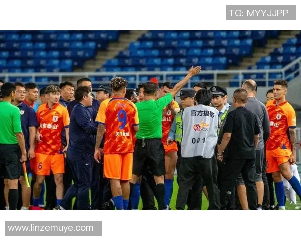 足球明星愤怒指责裁判判罚不公视频引发热议球迷纷纷支持 足球明星愤怒指责裁判判罚不公视频引发热议球迷纷纷支持