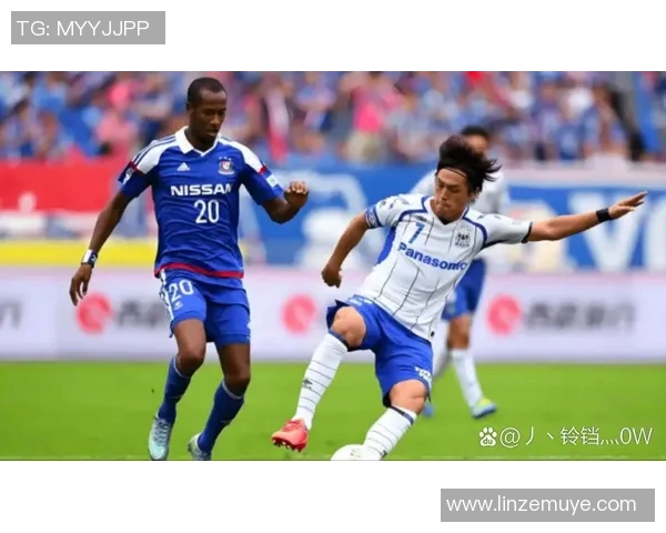 足球明星激情瞬间正面扔球衣展现运动魅力与团队精神的完美结合 足球明星激情瞬间正面扔球衣展现运动魅力与团队精神的完美结合