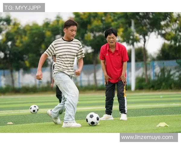 与足球明星共绘梦想之旅的艺术故事